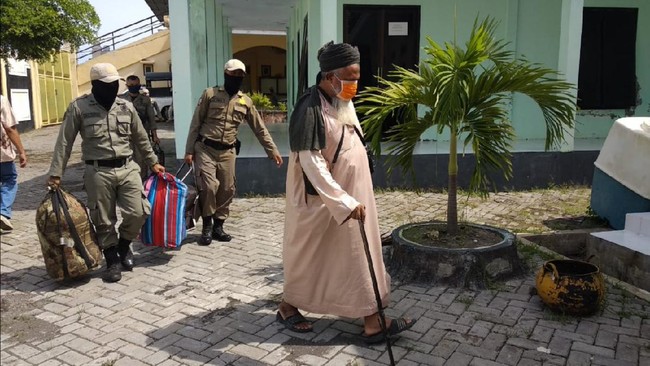 Lima orang WNA asal Bangladesh terpaksa harus dievakuasi ke asrama atlet Stadion Semeru, Lumajang Jawa Timur. Hal itu dilakukan lantaran mereka dinilai tak patuh dengan anjuran pemerintah setempat, terkait penanganan virus corona (covid-19).