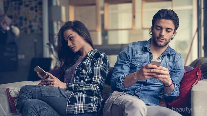 Sering Periksa Ponsel Pasangan? Hindari 4 Hal Ini Agar Dirimu Tak Menyesal