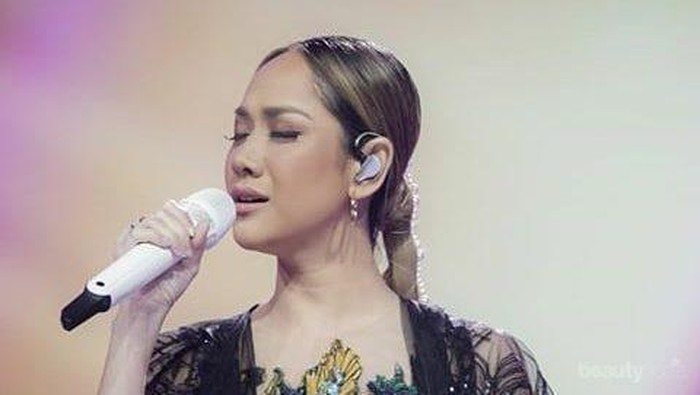 4 Makna di Balik Gaun Hitam yang Dipakai BCL Pasca Ashraf Sinclair Meninggal