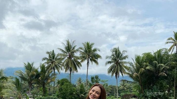 Style to Steal: Kunci Gaya Fashion Rossa, Bak ABG di Usia 41 Tahun