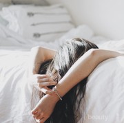 Duh, 4 Kebiasaan Sepele Saat Tidur Ini Bisa Bikin Rambut Rusak!