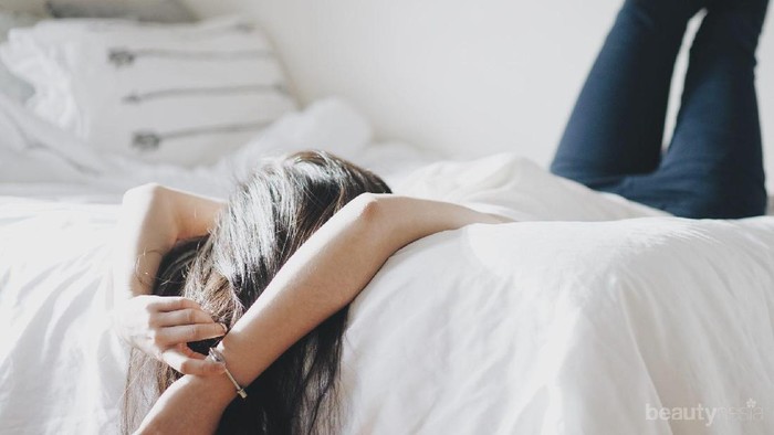 Duh, 4 Kebiasaan Sepele Saat Tidur Ini Bisa Bikin Rambut Rusak!