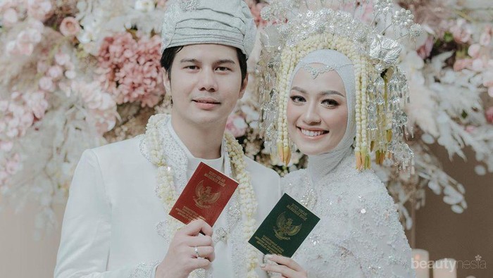 Gelar Akad Hingga Streaming Online, Lihat Cantiknya Mega Iskanti di Hari Pernikahan Gelar Akad Hingga Streaming Online, Lihat Cantiknya Mega Iskanti di Hari Pernikahan