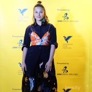 Batik Bikin Cantik! Inspirasi Batik Modern dari 7 Artis Ini Modis dan Stunning Abis!