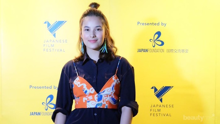 Batik Bikin Cantik! Inspirasi Batik Modern dari 7 Artis Ini Modis dan Stunning Abis!