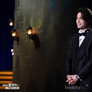 Potret Karismatik Lee Dong Wook Pandu Talkshow