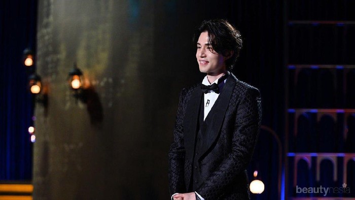Potret Karismatik Lee Dong Wook Pandu Talkshow