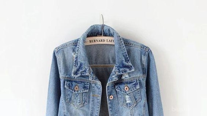 Praktis! Ini 5 Fashion Hacks untuk Denim Jacket Style Casual
