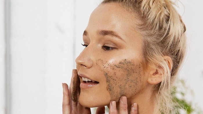 Terlalu Sering Lakukan Exfoliating Bisa Timbulkan 3 Dampak Negatif Bagi Wajah Kamu Terlalu Sering Lakukan Exfoliating Bisa Timbulkan 3 Dampak Negatif Bagi Wajah Kamu