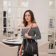 5 Inspirasi Atasan Off Shoulder yang Kekinian Abis!