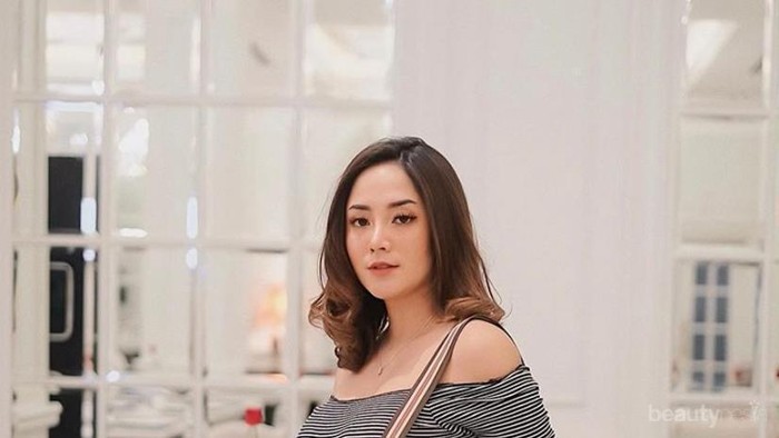 5 Inspirasi Atasan Off Shoulder yang Kekinian Abis!