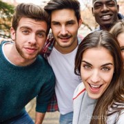 Gak Cuma Sama Pasangan, 5 Zodiak Ini Terkenal Awet Menjalin Pertemanan