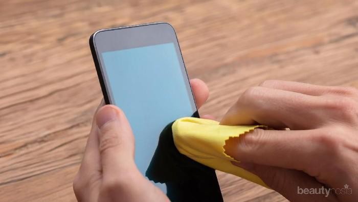 Paling Sering Disentuh, Begini Cara Membersihkan HP dari Virus Corona