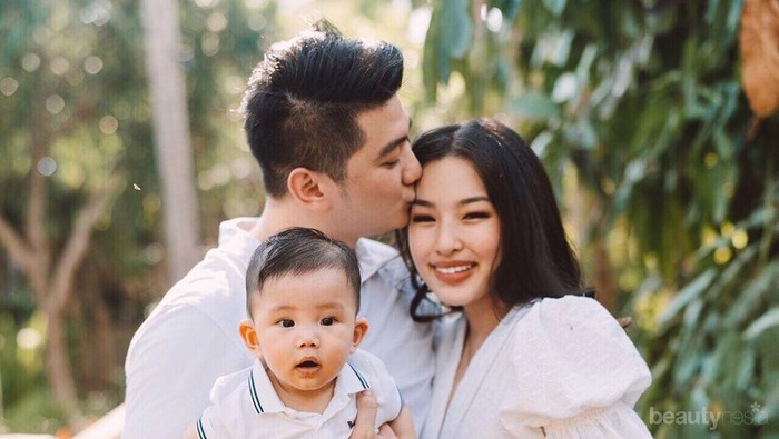 7 Inspirasi Dress OOTD Tiffany Soetanto, Istri Chef Arnold Poernomo yang Cantik