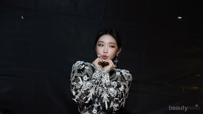 Kedua Staf Positif Virus Corona, Penyanyi Chungha Karantina Dirinya Sendiri