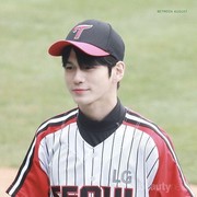 Ganteng Banget, 5 Idol K-Pop Pria Ini Menawan Pakai Topi Baseball