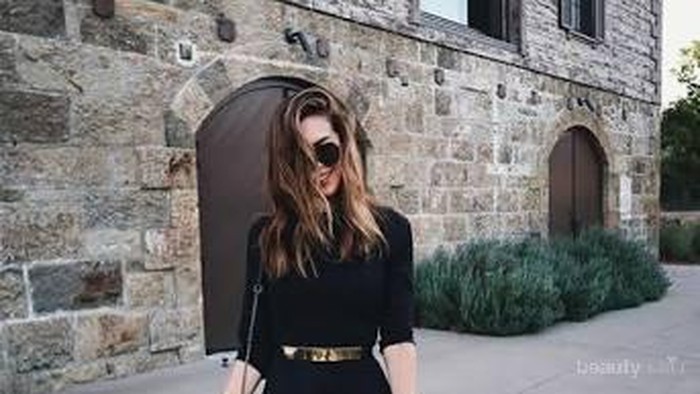 Inspirasi Mix and Match Fashion One Piece Hitam dengan Berbagai Aksesoris Kece