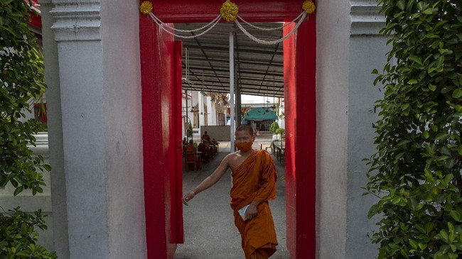 Biksu di kuil Buddha di Thailand kini melakukan kremasi jasad dari fajar hingga petang akibat lonjakan Covid-19.