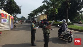 Petugas Bagi bagi Masker dan Nasi Bungkus di PSBB Tangerang