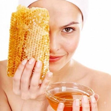 img-title Layak Dicoba! Berikut 6 Manfaat Perawatan Wajah dengan Madu di Rumah
