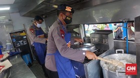 Dapur Umum ala TNI-Polri untuk Warga Terdampak Corona