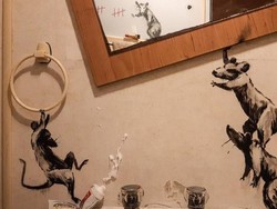 Seniman Banksy Ciptakan Karya Kamar Mandi di Kala Lockdown