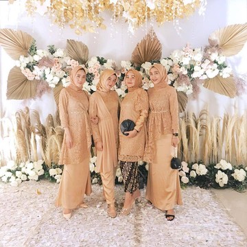img-title 6 Inspirasi Model Baju Seragam Pernikahan Warna Kuning dan Gold