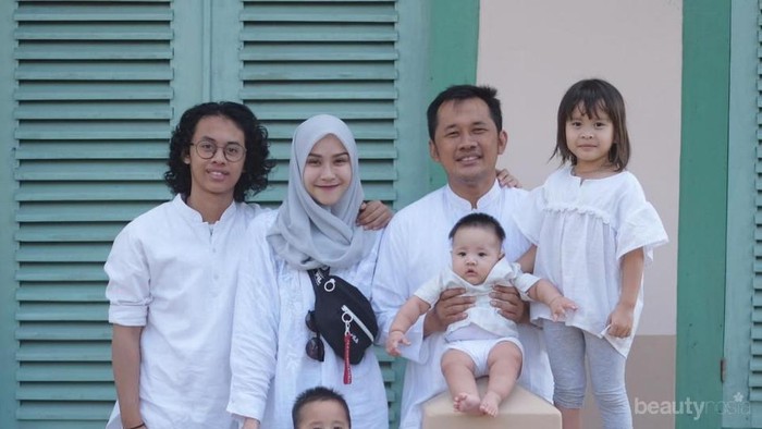 Banyak Anak Banyak Rezeki! Berikut Deretan Keluarga Artis yang Bahagai Dikaruniai Anak Banyak Banyak Anak Banyak Rezeki! Berikut Deretan Keluarga Artis yang Bahagai Dikaruniai Anak Banyak