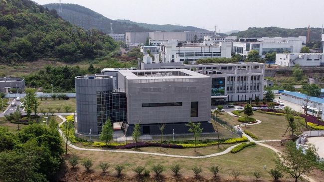 Direktur Laboratorium Wuhan Yuan Zhiming menampik bahkan menyebut mustahil penyebaran virus corona dari laboratoriumnya. (AFP/Hector Retamal)