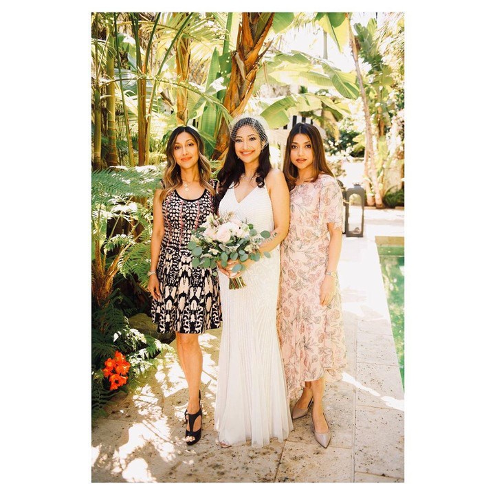 <p>Dari keluarga Azhari, terlihat Sarah Azhari dan Tia Azhari hadir di pernikahannya. Foto: Instagram @razhaarita)</p>