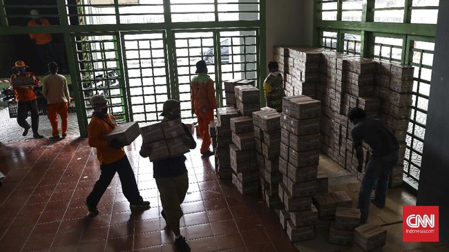 Pegawai Aparatur Sipil Negara (ASN) mengemas paket sembako ke dalam kantong di Stadion Patriot Candrabaga, Bekasi, Jawa Barat, Minggu, 19 April 2020. Pemkot Bekasi mendistribusikan bantuan 3.700 paket sembako dari Kemensos untuk 56 kelurahan. CNNIndonesia/Safir Makki