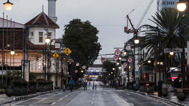 Suasana penutupan Jalan Asia Afrika di Bandung, Jawa Barat, Jumat (17/4/2020). Pembatasan Sosial Berskala Besar (PSBB) dalam rangka percepatan penanganan COVID-19 di Bandung Raya akan diterapkan pada hari Rabu (22/4/2020) mendatang. ANTARA FOTO/M Agung Rajasa/wsj.