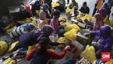 DISTRIBUSI BANTUAN UNTUK WARGA TERDAMPAK CORONA Pegawai Aparatur Sipil Negara (ASN) mengemas paket sembako ke dalam kantong di Stadion Patriot Candrabaga, Bekasi, Jawa Barat, Minggu, 19 April 2020. Pemkot Bekasi mendistribusikan bantuan 3.700 paket sembako dari Kemensos untuk 56 kelurahan. CNNIndonesia/Safir Makki