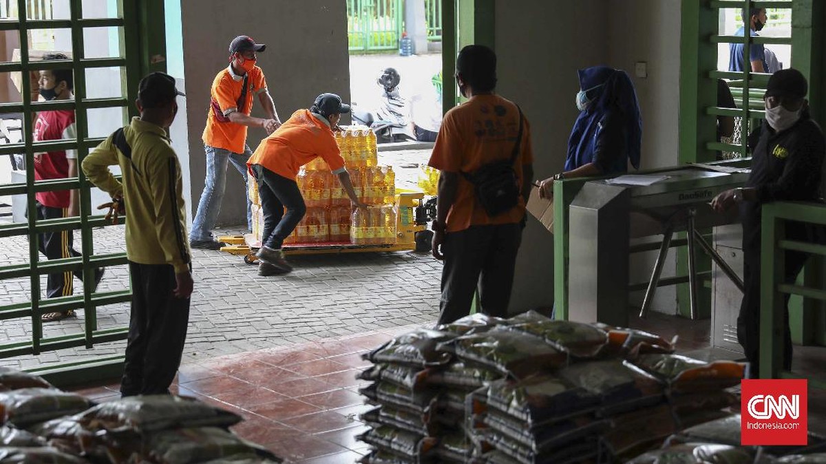 FOTO: Distribusi Sembako untuk Warga Terdampak Pandemi Corona