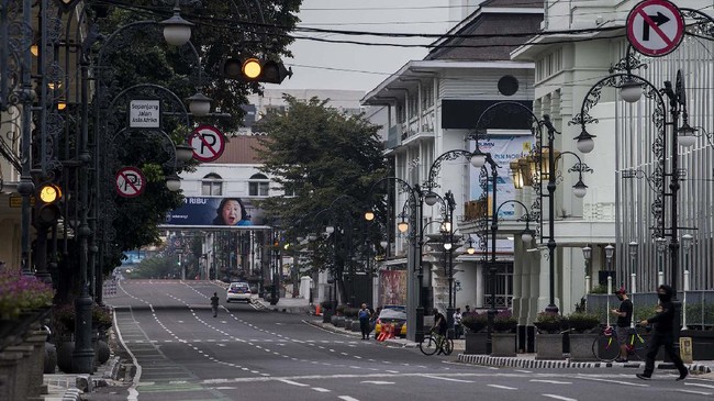 Suasana penutupan Jalan Asia Afrika di Bandung, Jawa Barat, Sabtu (18/4/2020). Pembatasan Sosial Berskala Besar (PSBB) dalam rangka percepatan penanganan COVID-19 di Bandung Raya akan diterapkan pada hari Rabu (22/4/2020) mendatang. ANTARA FOTO/M Agung Rajasa/wsj.