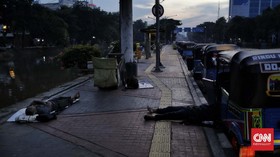 Puluhan Tunawisma Tanah Abang di GOR Dipulangkan