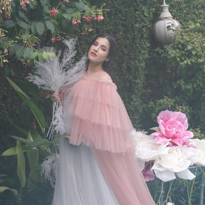 <p>Mengenakan gaun berwarna jingga dan putih, Tasya tampil anggun berfoto di halaman rumahnya. (Foto: Instagram @tasyafarasya)</p>