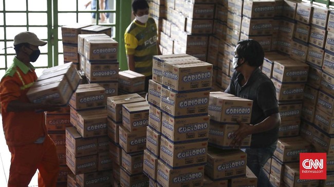 Pegawai Aparatur Sipil Negara (ASN) mengemas paket sembako ke dalam kantong di Stadion Patriot Candrabaga, Bekasi, Jawa Barat, Minggu, 19 April 2020. Pemkot Bekasi mendistribusikan bantuan 3.700 paket sembako dari Kemensos untuk 56 kelurahan. CNNIndonesia/Safir Makki