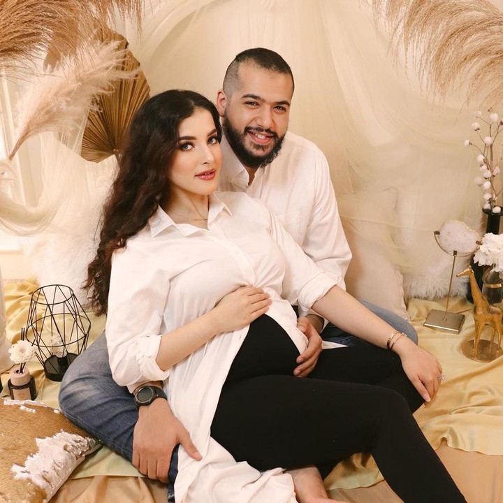 <p>Tak sendiri, Tasya juga ditemani sang suami, Ahmad Assegaf. (Foto: Instagram @tasyafarasya)</p>