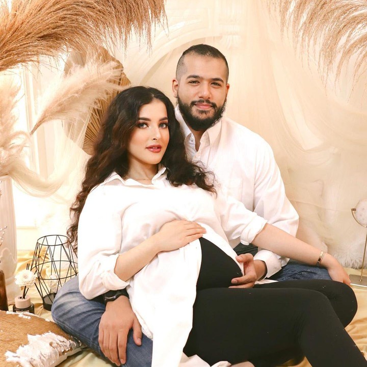 <p>Maternity shoot di rumah, pasangan yang menikah pada 18 Februari 2018 ini terlihat lebih santai. (Foto: Instagram @tasyafarasya)</p>