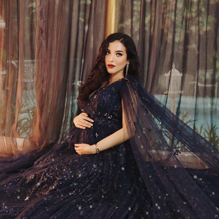 <p>Tasya yang tampak cantik dengan gaun hitam, melakukan maternity shoot saat usia kandungannya 31 minggu. (Foto: Instagram @tasyafarasya)</p>