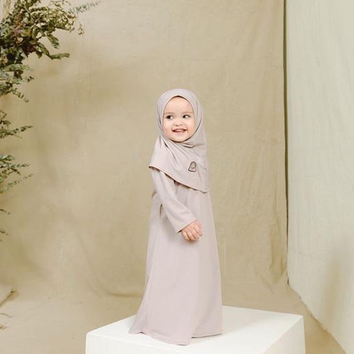 Dengan bisnis busana muslim anak yang dikelola Mami dan Papinya, Shireen juga didaulat sebagai modelnya. (Foto: Instagram @hamidahrachmayanti)