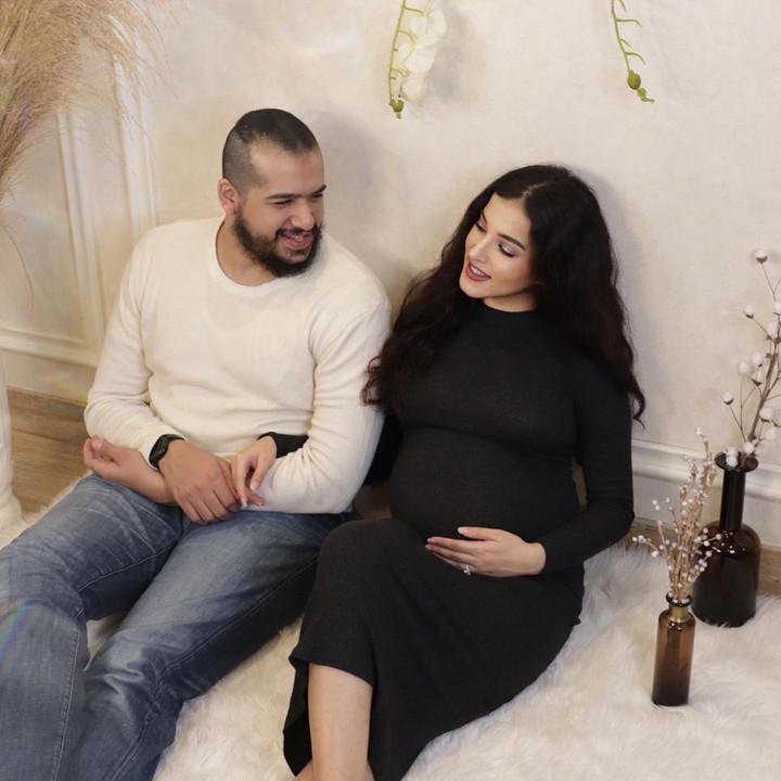 <p>Maternity shoot di rumah, pasangan yang menikah pada 18 Februari 2018 ini terlihat lebih santai. (Foto: Instagram @tasyafarasya)</p>