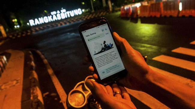 Warga mengakses aplikasi PeduliLindungi di Kampung Pasir Babakan, Lebak, Banten, Sabtu (18/4/2020). Menkominfo Johnny G Plate mengajak masyarakat segera mengunduh aplikasi PeduliLindungi untuk melacak potensi penyebaran virus corona di lingkungan sekitar dan enegaskan aplikasi tersebut aman digunakan masyarakat. ANTARA FOTO/Muhammad Bagus Khoirunas/wsj.