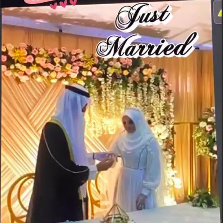 <p>Vebby Palwinta resmi dipersunting Razi Bawazier pada Sabtu (18/4/2020). Pasangan ini menyiarkan pernikahan secara virtual via Zoom karena pandemi Corona, Bunda. (Foto: Instagram Story @dianayulestari)</p>