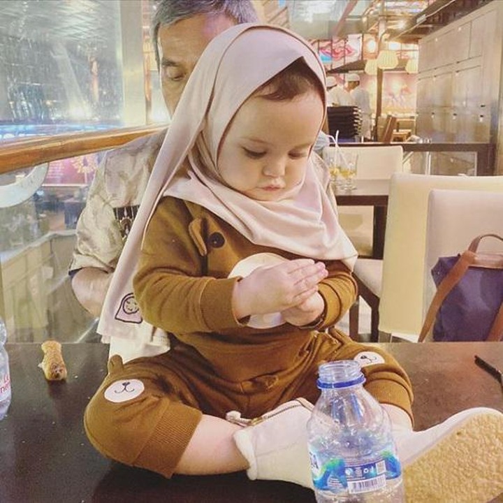 <p>Sejak dini, Mami Hamidah sudah memperkenalkan Shireen untuk memakai hijab. (Foto: Instagram @hamidahrachmayanti)</p>