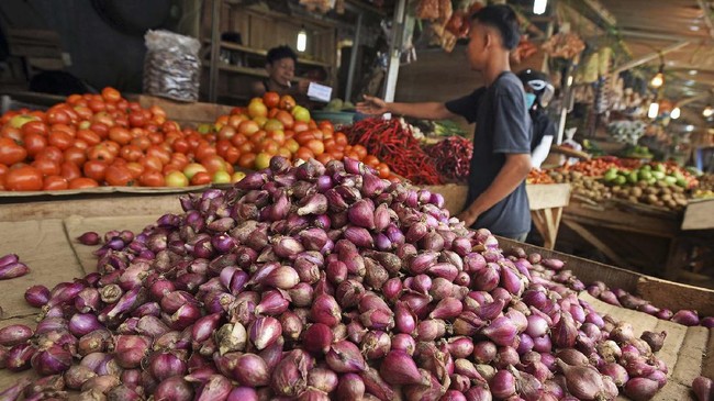Pedagang mengeluh harga bawang merah di pasar induk Rp73 ribu per kg, mereka harus menjual kembali Rp80 ribu per kg. Stoknya pun terbatas.