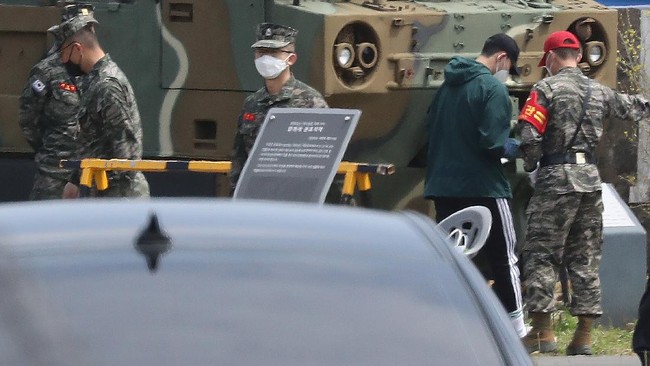 South Korean striker Son Heung-min (2nd R, black cap) arrives at a marines boot camp on the southern island of Jeju on April 20, 2020 for his three-week military basic training. - Tottenham Hotspur's South Korean striker Son Heung-min began his three-week military training at a marines boot camp on April 20, a report said, with the Premier League on hold over the coronavirus pandemic. (Photo by - / YONHAP / AFP) / - South Korea OUT / REPUBLIC OF KOREA OUT  NO ARCHIVES  RESTRICTED TO SUBSCRIPTION USE