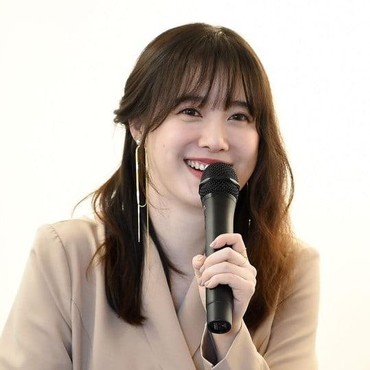 Senyum Perdana Ku Hye Sun Usai Cerai dari Ahn Jae Hyun