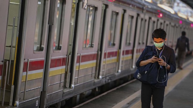 Seorang penumpang berjalan di peron Stasiun Tangerang di Banten, Senin (20/4/2020). Kepala Badan Pengelola Transportasi Jabodetabek (BPJT) Polana P Pramesti mengatakan pengguna moda transportasi KRL mengalami penurunan pada Maret 2020 sebesar 30,38 persen menjadi sekitar 598 ribu penumpang per hari dari jumlah penumpang pada Januari 2020 sebanyak 859 ribu orang per hari. ANTARA FOTO/Fauzan/wsj.